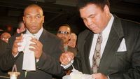 Muhammad Ali (kanan) merupakan idola Mike Tyson.