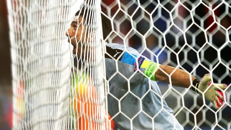 Ouch, Buffon Jatuh Saat Bergelantung di Mistar Gawang