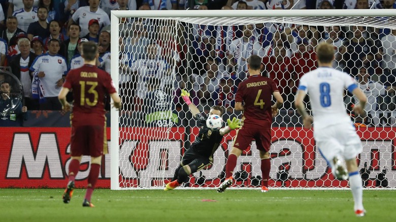 Slovakia Kalahkan Rusia 2-1