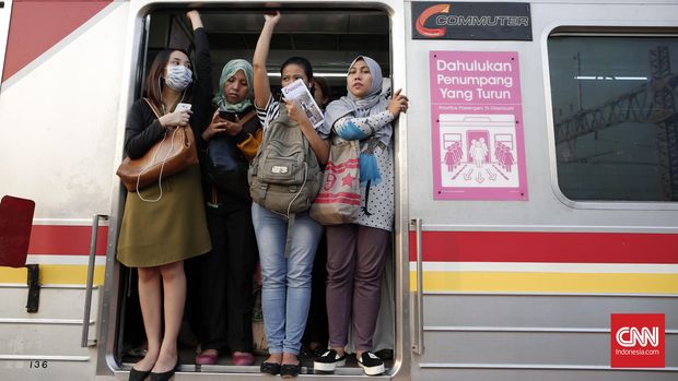 Sejak lama para penumpang KRL jurusan Bekasi-Jakartakota harus berdesak-desakan.