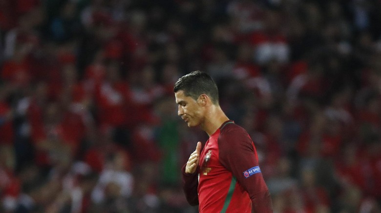 Ronaldo Marah, Lempar Mikrofon Jurnalis ke Danau