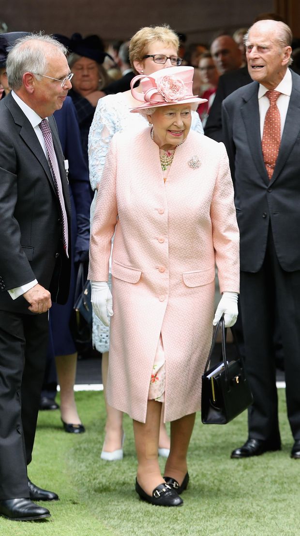 Ratu Elizabeth II Mulai Ikut Memakai Busana Lama Seperti Ratu Elizabeth II Mulai Ikut Memakai Busana Lama Seperti