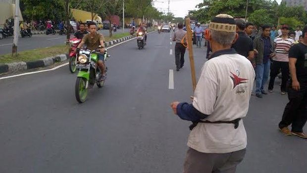 Begini Gaya Kakek Bertongkat Bubarkan Balap Liar di Semarang