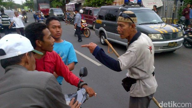 Begini Gaya Kakek Bertongkat Bubarkan Balap Liar di Semarang