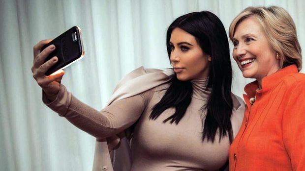 Posisikan dagu ke bawah dan kamera ke atas, salah satu trik berfoto selfie ala Kim Kardashian.