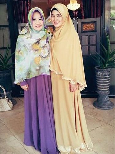 Foto: Gaya Hijab Feminin Istri Bupati Sumenep, Nurfitriana