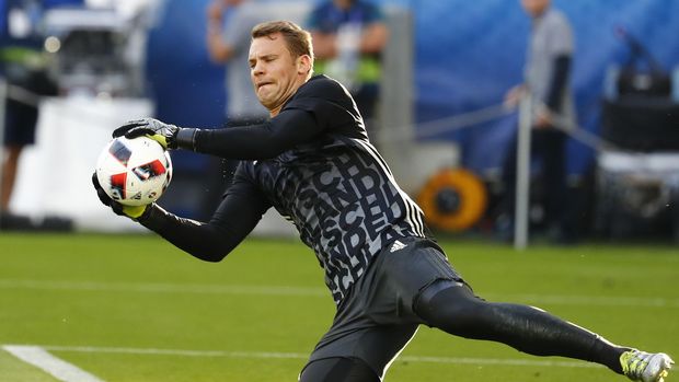 Manuel Neuer diprediksi Oliver Kahn bakal absen di Piala Dunia 2018. (