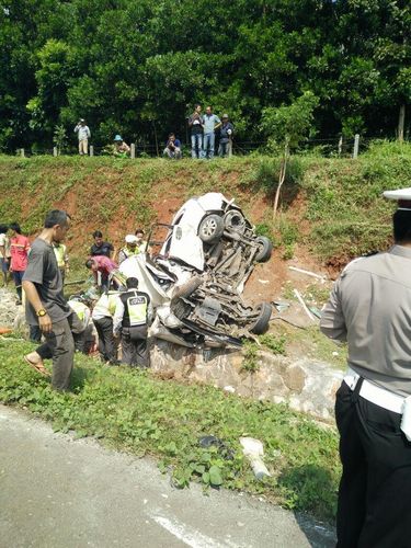 Kecelakaan Bus dan Avanza Terguling di Tol Cipali Arah Kecelakaan Bus dan Avanza Terguling di Tol Cipali Arah