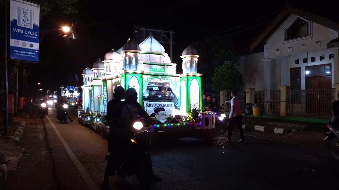 Meriahnya Malam Takbiran Di Jepara Ada Pawai Mobil Hias Berbentuk Meriahnya Malam Takbiran Di Jepara Ada Pawai Mobil Hias Berbentuk