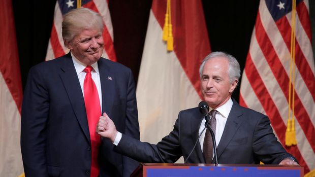 Senator Bob Corker (kanan) dan Donald Trump (kiri).
