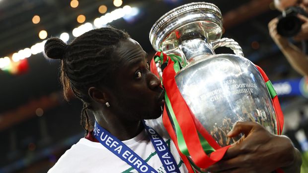 Eder merayakan gelar juara timnas Portugal di Piala Eropa.