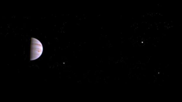 Jupiter dan tiga bulan yang mengorbitnya.