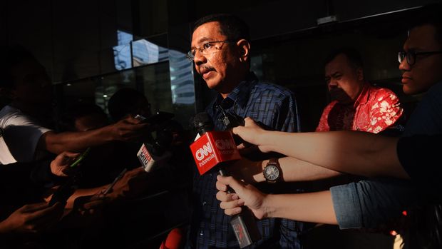 Gubernur Sumatra Utara Tengku Erry Nuradi berjalan meninggalkan ruangaan seusai menjalani pemeriksaan di Gedung KPK, Jakarta, Kamis (14/7). Tengku Erry diperiksa sebagai saksi terkait dugaan kasus suap kepada anggota DPRD Sumut.