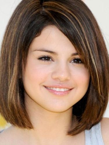 10 Penampilan Makeup dan Rambut  Terbaik Selena  Gomez 