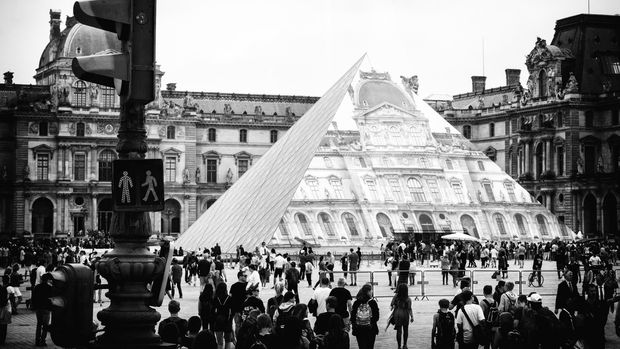 Di musim puncak wisata, Paris penuh dengan ribuan turis. Dibutuhkan waktu berjam-jam mengantri masuk ke Louvre.