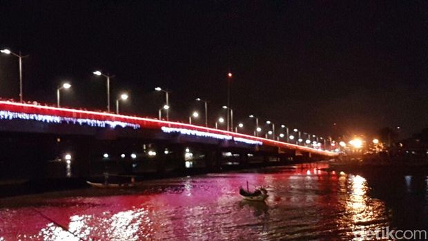 Lautan Manusia di Jembatan Suroboyo, Melihat Air Mancur Menari