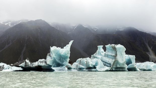Dengan gletser terbesar di Selandia Baru sepanjang 27 kilometer, di Tasman Glacier pengunjung dapat mendaki atau menjelajahi gua es serta berkeliling dengan perahu. (Thinkstock/Naruedom)