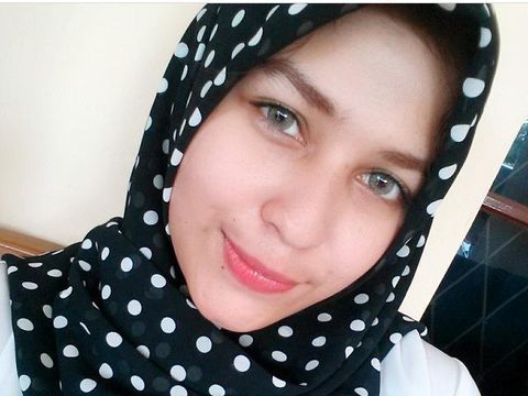 Foto Gaya Hijab Simpel Si Cantik Mona  Rizqia Putri 