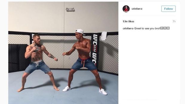 Bintang Real Madrid Cristiano Ronaldo berpose kuda-kuda tarung melawan petarung UFC Conor McGregor. (dok Instagram Cristiano Ronaldo/@cristino) https://www.instagram.com/p/BIQvUvQgo7_/