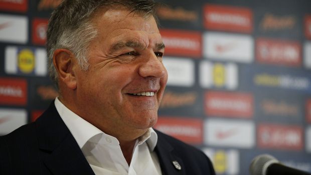 Sam Allardyce posisinya digantikan Frank de Boer.