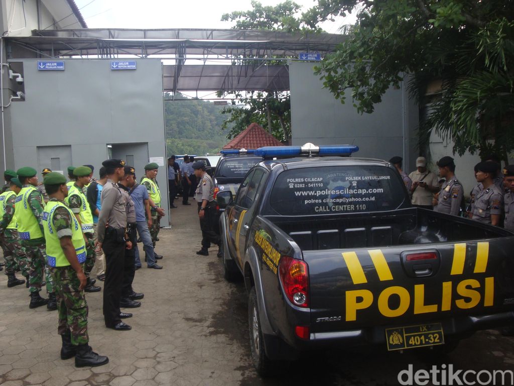 Jelang Eksekusi Mati Puluhan Mobil  Masuk ke Nusakambangan 