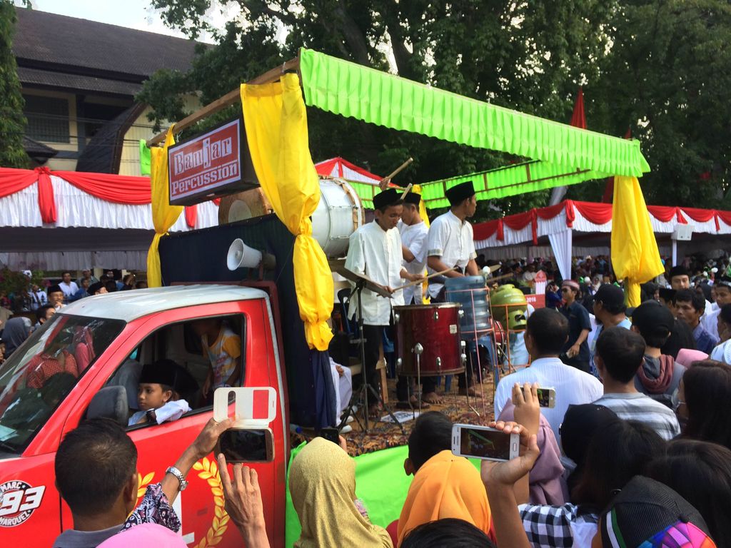 Meriahnya Pawai Taaruf di Mataram Jelang MTQ XXVI Meriahnya Pawai Taaruf di Mataram Jelang MTQ XXVI