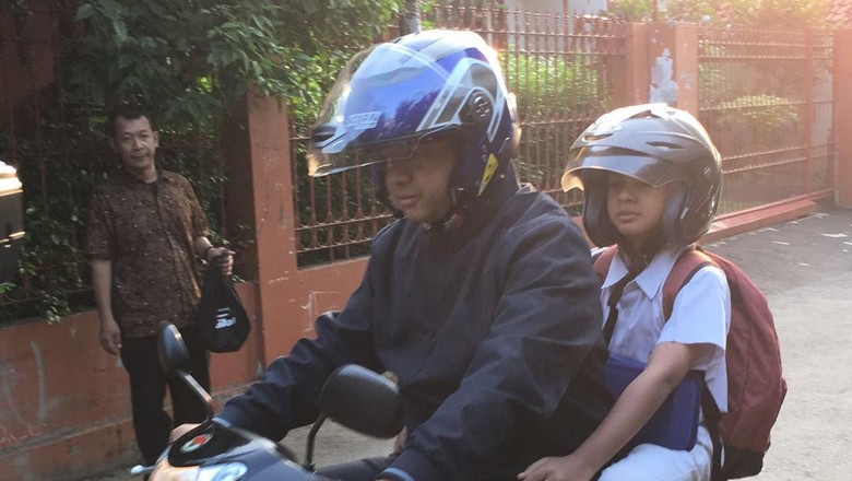 Saat Anies Baswedan Antar Anaknya ke Sekolah Naik Motor