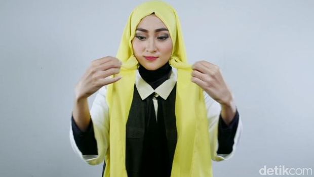 Tampil Hits Pakai Anting Pom pom dengan Tutorial Hijab Ini