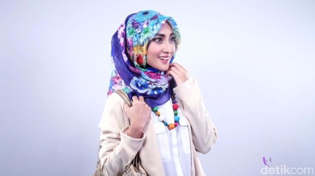 Video:Tutorial Hijab Formal untuk Meeting dengan Klien
