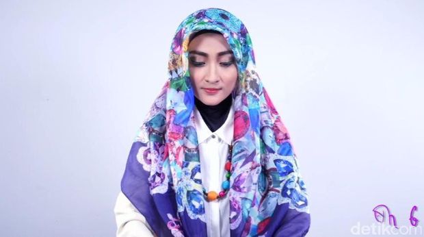 Video:Tutorial Hijab Formal untuk Meeting dengan Klien