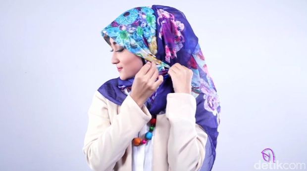 Video:Tutorial Hijab Formal untuk Meeting dengan Klien