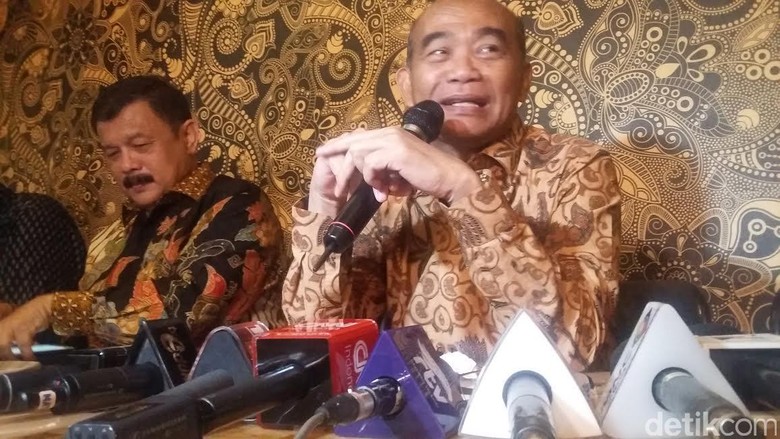 Hasil gambar untuk menteri muhadjir tersenyum