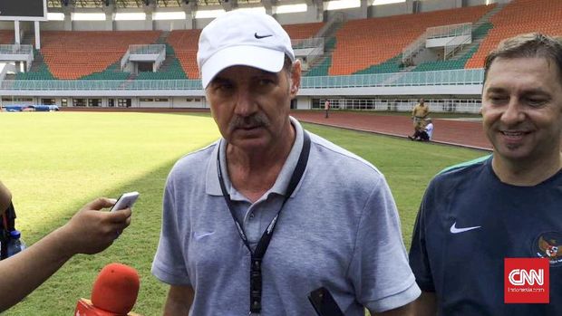 Mantan pelatih Timnas Indonesia, Alfred Riedl ikut masuk bursa kandidat pelatih Persib. (