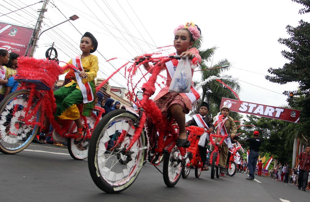  HUT  RI  ke 71 Pawai Sepeda  Hias  Awali Festival Kemerdekaan 