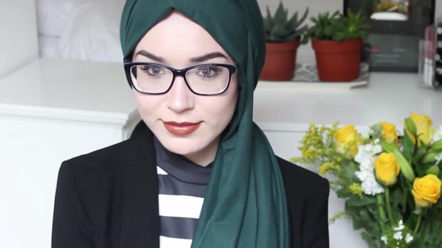Video:Tutorial Hijab Semi Turban untuk Wanita Berkacamata