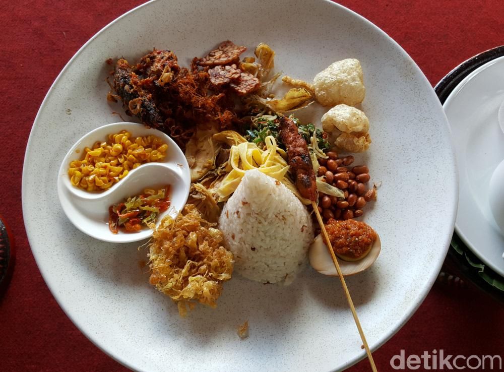 Mencicipi Nasi  Bejek di Puri Agung dan Belajar Membuat 