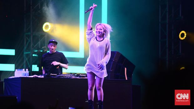 Penampilan energik CL saat berkunjung ke We The Fest 2016 di Indonesia.