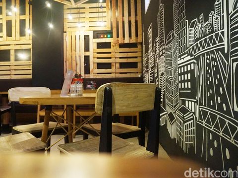 Makan di Dapur Bergaya Rustic Industrial W Kitchen  Cafe 