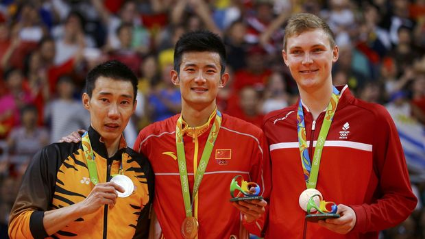Lee Chong Wei (kiri) mendapatkan perak di Olimpiade 2016 karena kalah dari Chen Long. 