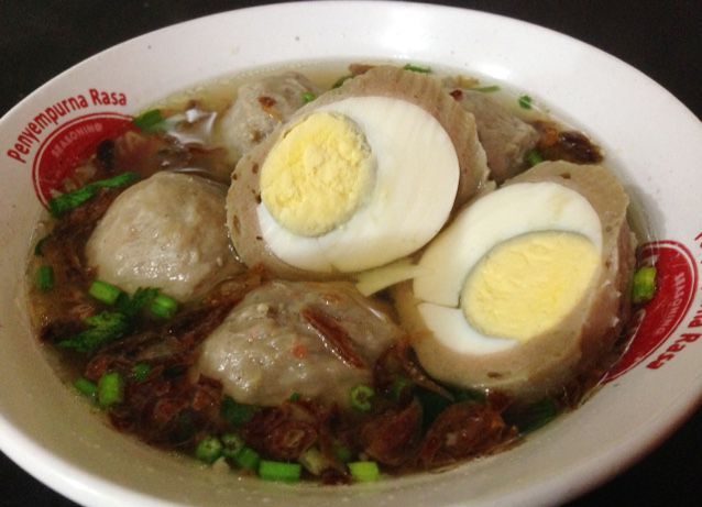 Malam Ini Enaknya Jajan Bakso Isi Telur yang Mantap