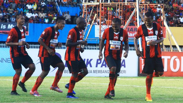 Boaz Solossa dianggap jadi salah satu contoh pemimpin yang hebat dalam sebuah klub.