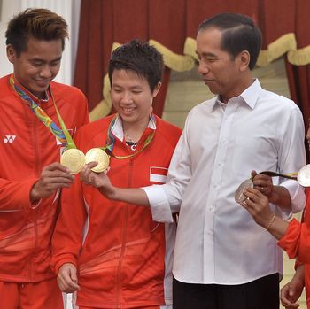 Tontowi Ahmad/Liliyana Natsir memamerkan medali emas Olimpiade 2016 kepada Presiden RI Joko Widodo.