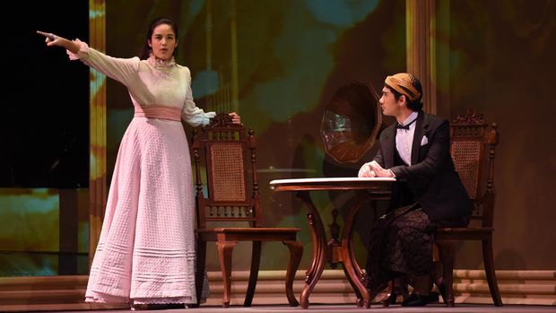 Reza Rahadian dan Chelsea Islan di pentas Bunga Penutup Abad, adaptasi dari Bumi Manusia.