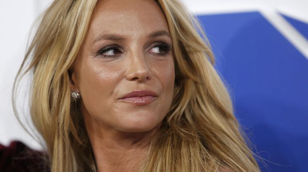 Britney Spears kerap dipandang medit memberikan senyuman.