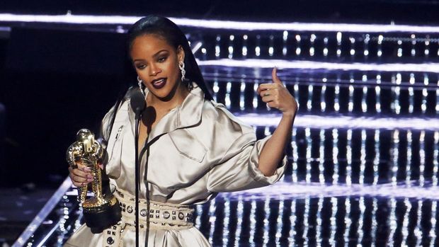 Rihanna punya pohon bambu tinggi yang mengganggu pemandangan.