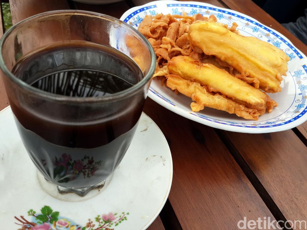 Warung Kopi  Klotok Wueenak Tenan Menikmati Pisang  Goreng  