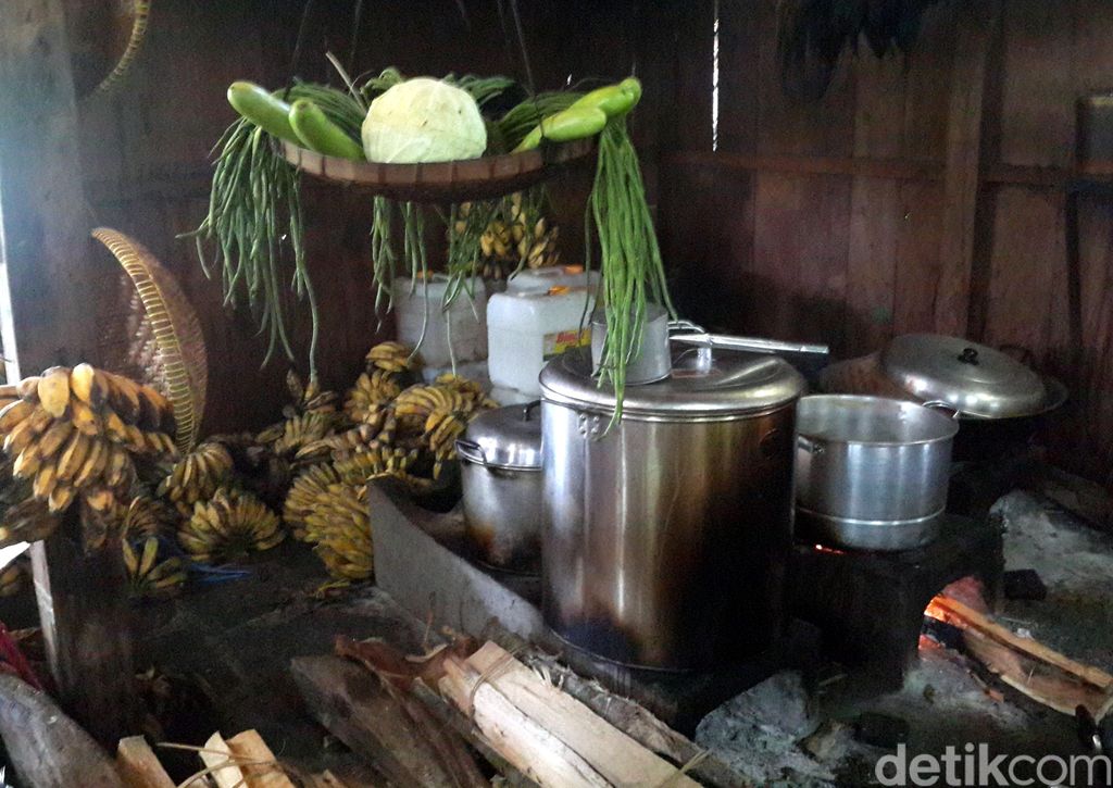  Warung  Kopi  Klotok Wueenak Tenan Menikmati Pisang Goreng 