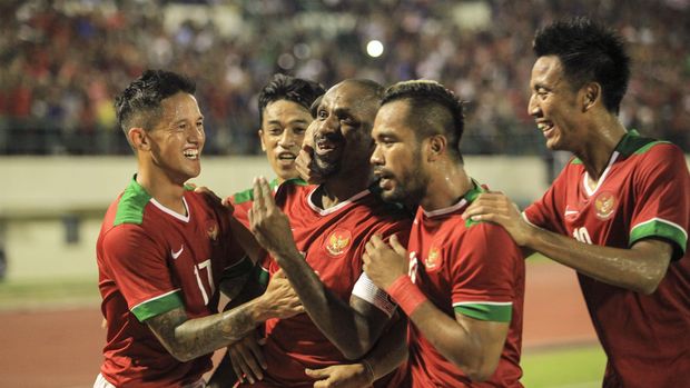 Irfan Bachdim (kiri) gagal bermain di Piala AFF 2016 karena cedera.
