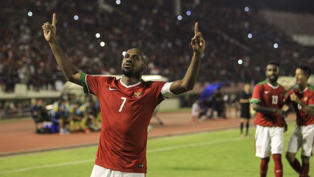 Boaz Solossa salah satu pesepakbola Indonesia yang memiliki gelar sarjana.