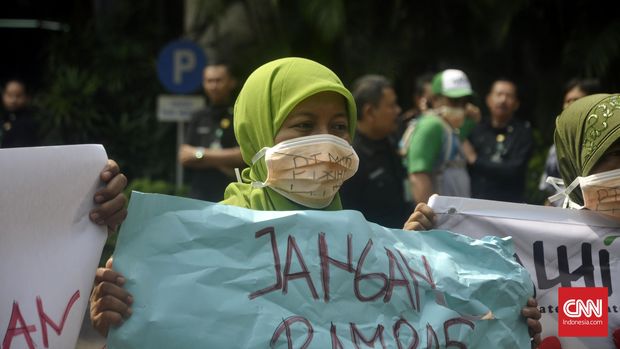 Para petani Cawang Gumilir memprotes operasi PT MHP dengan mendatangi KLHK, September lalu. 